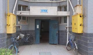 不準(zhǔn)對單元門一鎖了之