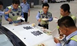 驅(qū)趕警察的星巴克被送白花 驅(qū)趕警察的星巴克被送白花